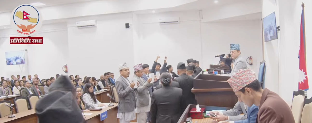 संसदमा प्ले कार्डसहित श्रम संस्कृति पार्टीको विरोध,सभामुखले दिए प्ले कार्ड र पर्चासहितको विरोधको शैली संसद्‍मा नदेखाउन आदेश