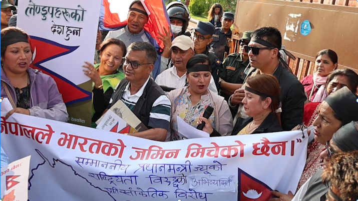 चन्द्रागिरिका पाँच वाम घटकले नगरपालिका मार्फत प्रधानमन्त्री बालेन्द्र शाहलाई दिए सिमा,सन्धि सम्झौता सम्बन्धी २ अध्ययन पुस्तक