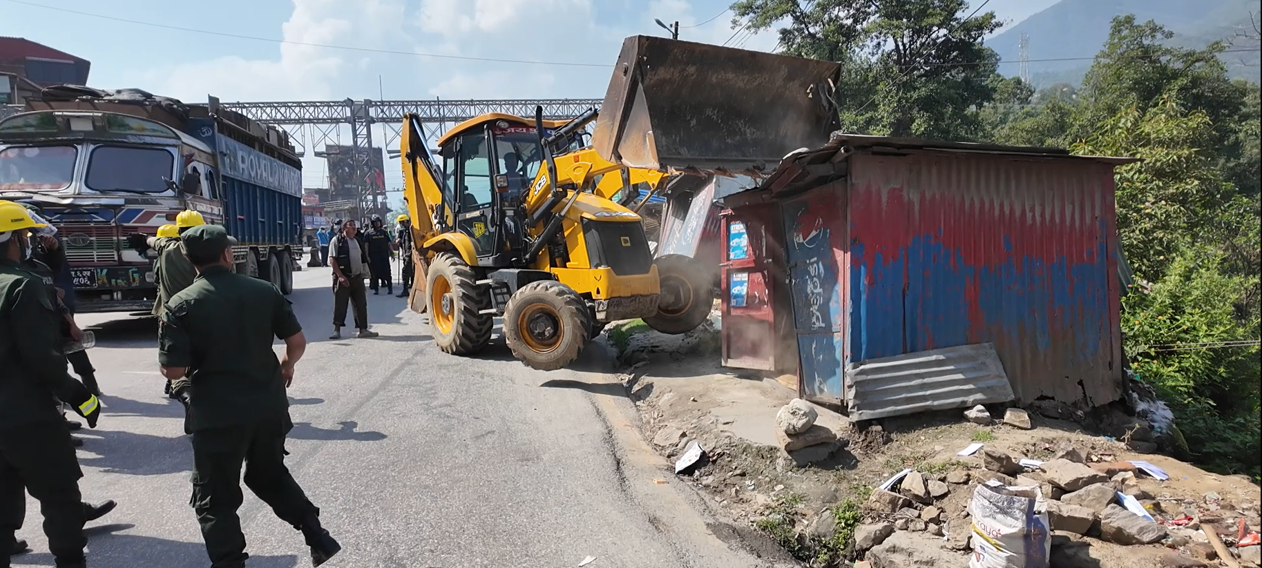 चन्द्रागिरि नगर क्षेत्रको नागढुङ्गा–झ्याप्लेखोला–सिस्नेखोला सम्मको अतिक्रमीत घर टहरा हटाइयो